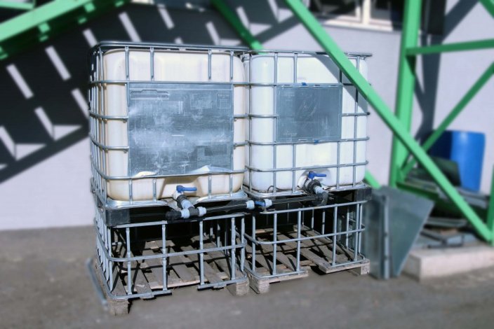 Kontejner na vodu - Barva: Bílá, Stav kontejneru: I. jakost (umytý), Typ sady: 2 propojené kontejnery